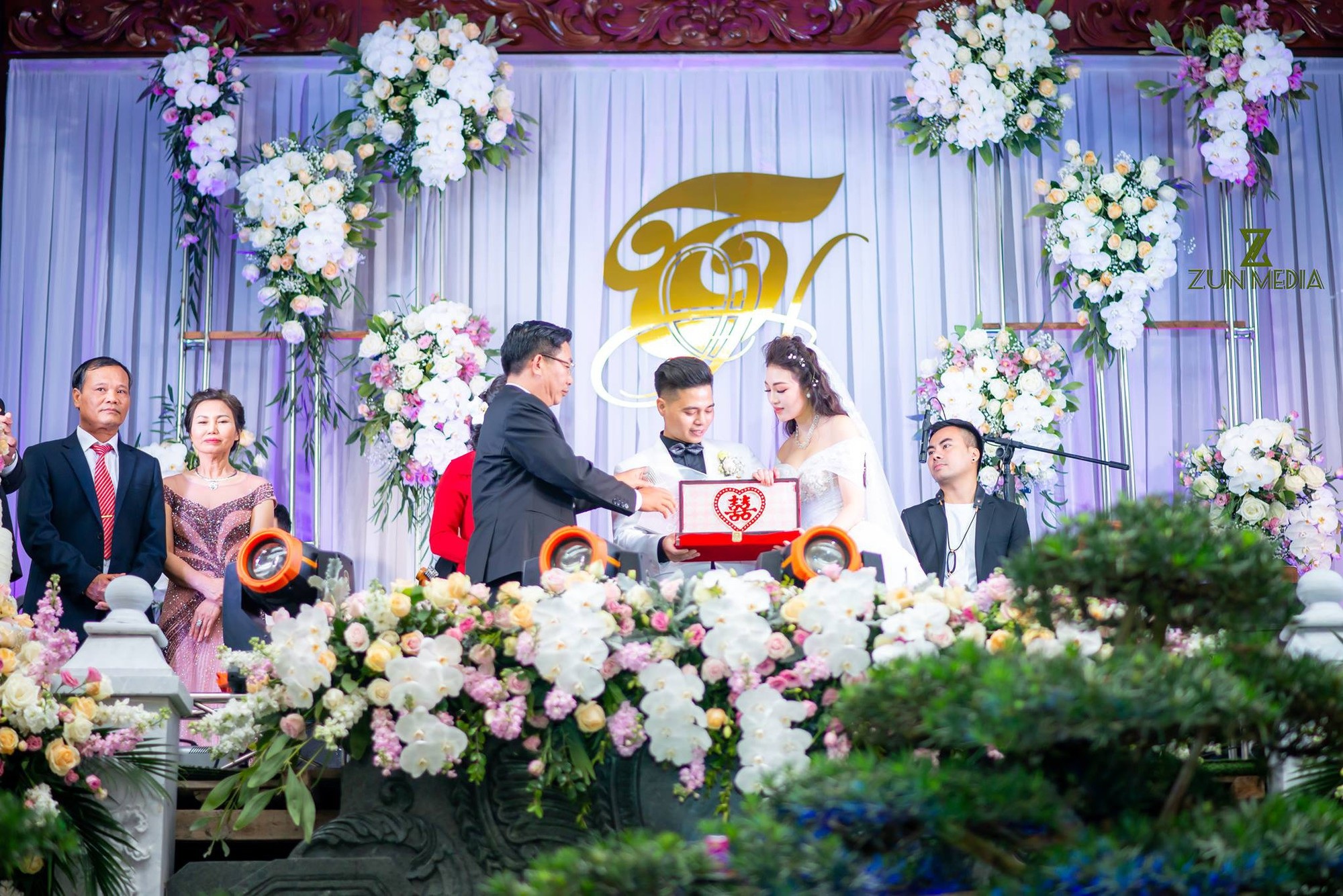 Cô dâu đeo vàng trĩu cổ ở lâu đài Nam Định: Bố mẹ cho 200 cây vàng và 2 bìa đỏ - Ảnh 9. Cô dâu đeo vàng trĩu cổ ở lâu đài Nam Định: Bố mẹ cho 200 cây vàng và 2 bìa đỏ - Ảnh 9.