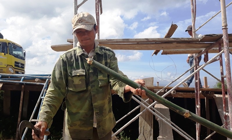 Nhiều nhà vườn lo mai “xì” trước Tết vì nắng nóng - Ảnh 6. Nhiều nhà vườn lo mai “xì” trước Tết vì nắng nóng - Ảnh 6.