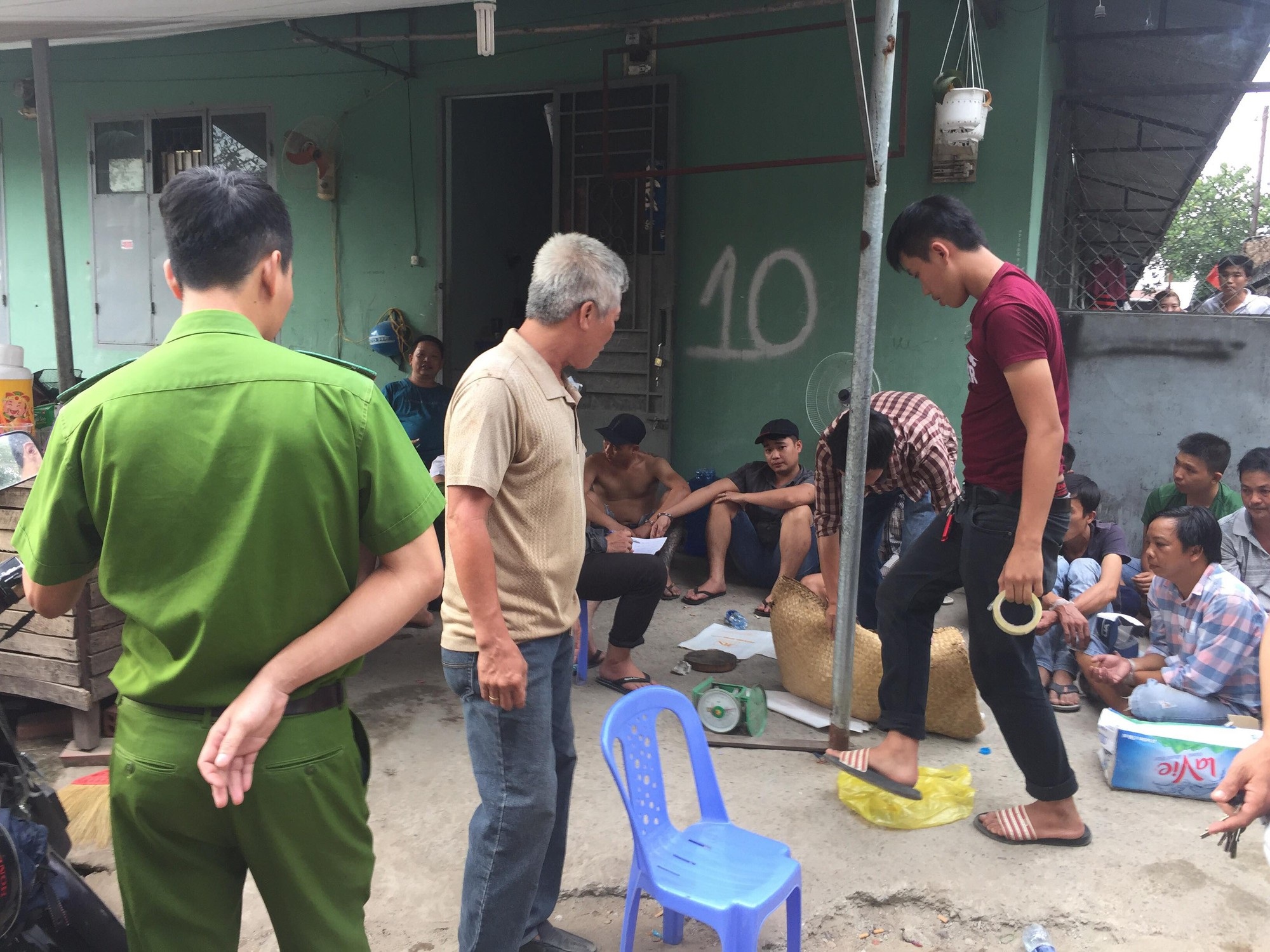 Bị công an vây bắt, 10 “con bạc” phi thân xuống sông tẩu thoát - Ảnh 1. Bị công an vây bắt, 10 “con bạc” phi thân xuống sông tẩu thoát - Ảnh 1.