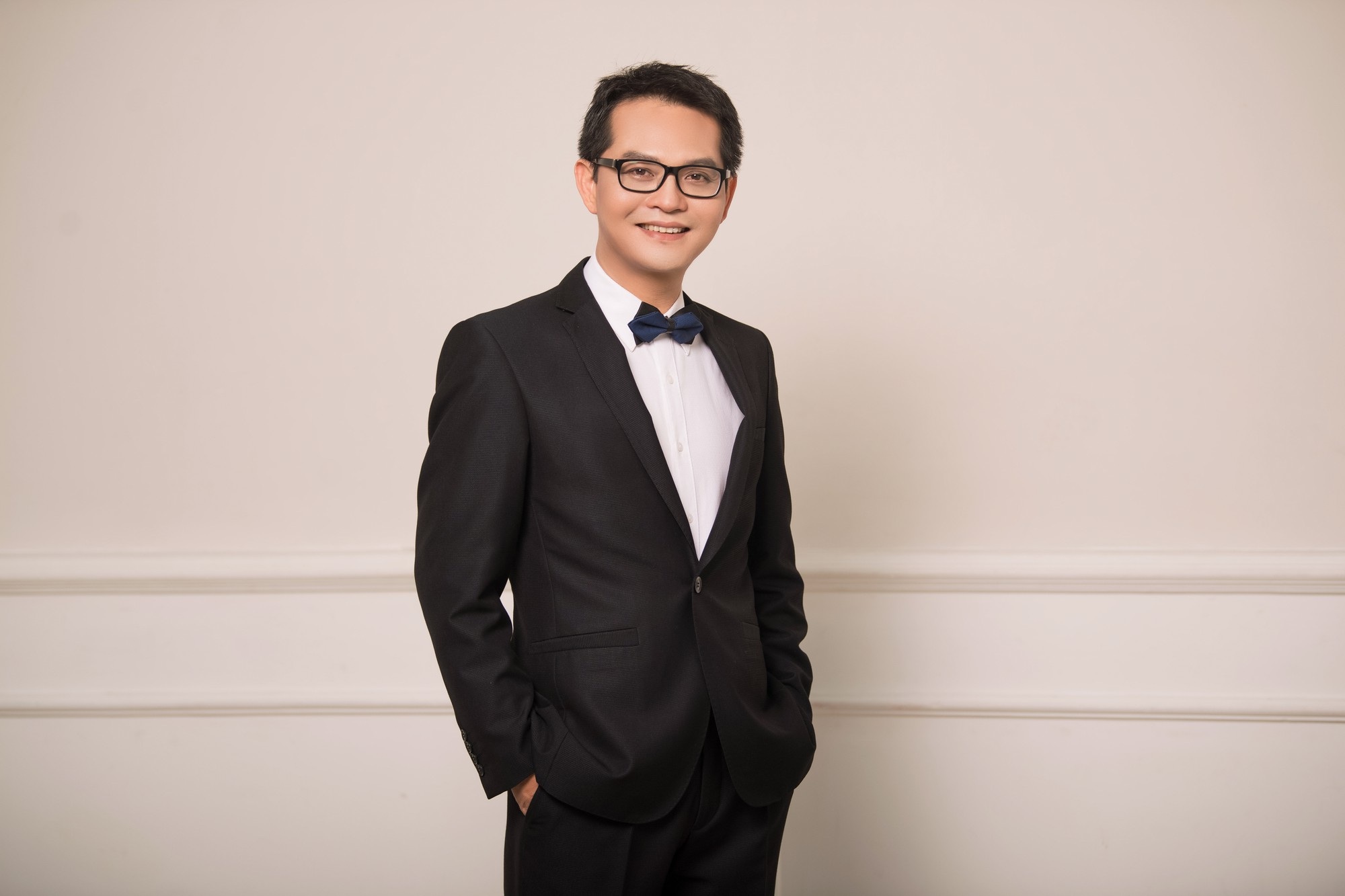 NSND Trung Hiếu tạo hình hài hước trong bộ ảnh cưới với vợ 9x - Ảnh 9. NSND Trung Hiếu tạo hình hài hước trong bộ ảnh cưới với vợ 9x - Ảnh 9.