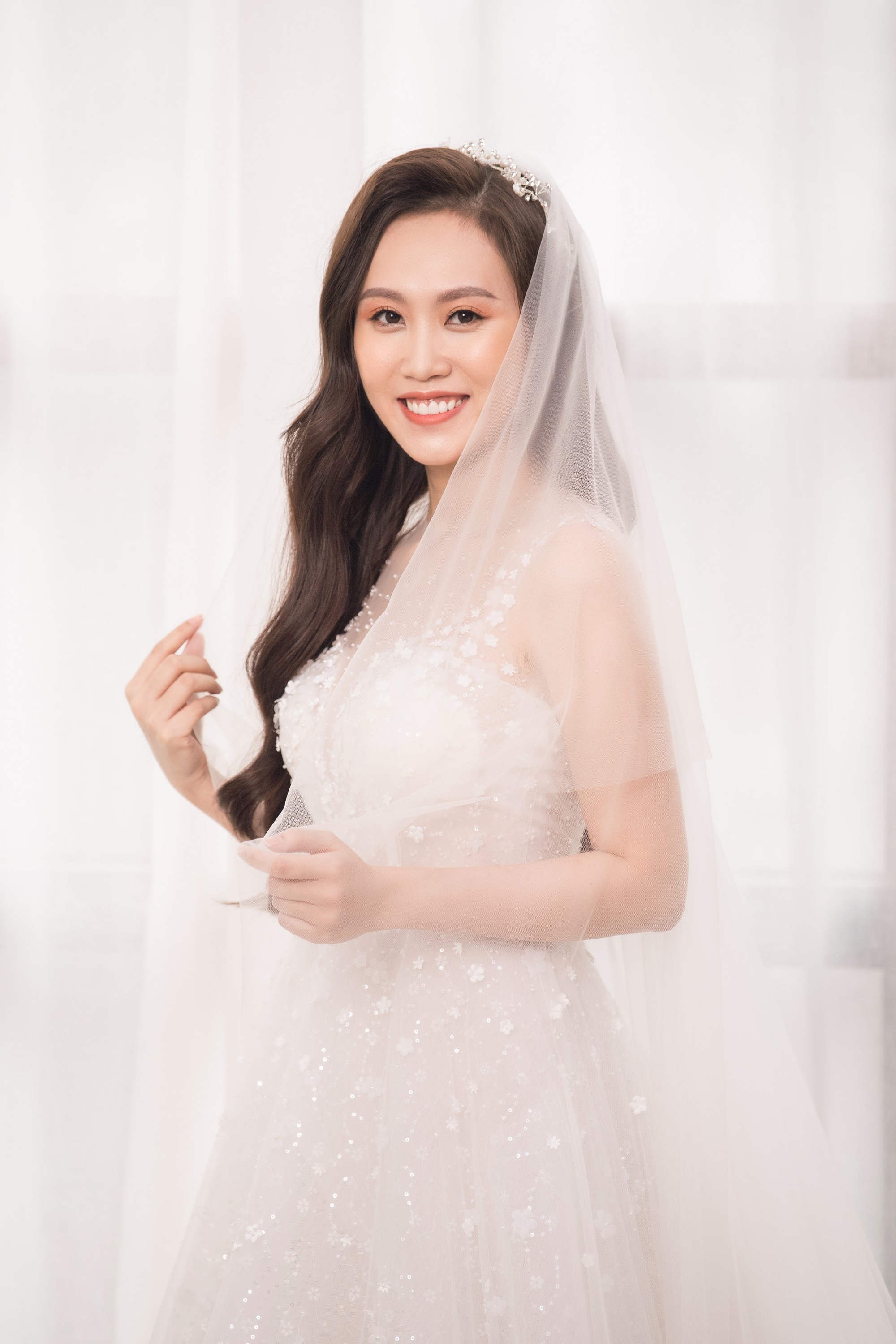NSND Trung Hiếu tạo hình hài hước trong bộ ảnh cưới với vợ 9x - Ảnh 11. NSND Trung Hiếu tạo hình hài hước trong bộ ảnh cưới với vợ 9x - Ảnh 11.