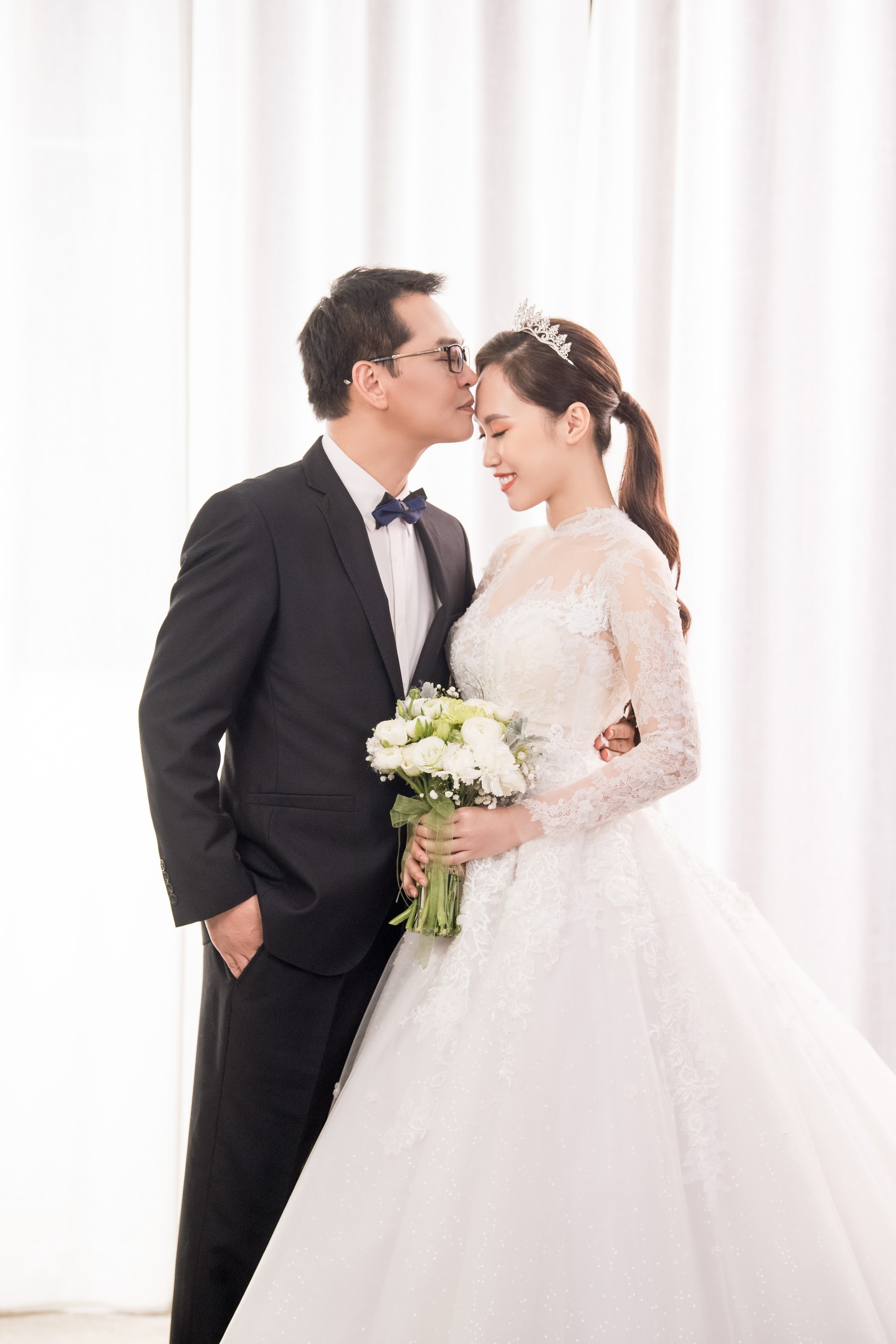 NSND Trung Hiếu tạo hình hài hước trong bộ ảnh cưới với vợ 9x - Ảnh 7. NSND Trung Hiếu tạo hình hài hước trong bộ ảnh cưới với vợ 9x - Ảnh 7.