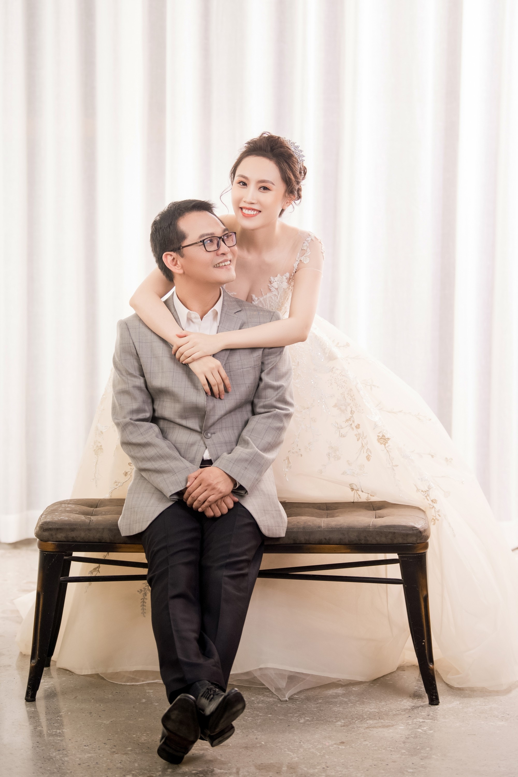 NSND Trung Hiếu tạo hình hài hước trong bộ ảnh cưới với vợ 9x - Ảnh 4. NSND Trung Hiếu tạo hình hài hước trong bộ ảnh cưới với vợ 9x - Ảnh 4.