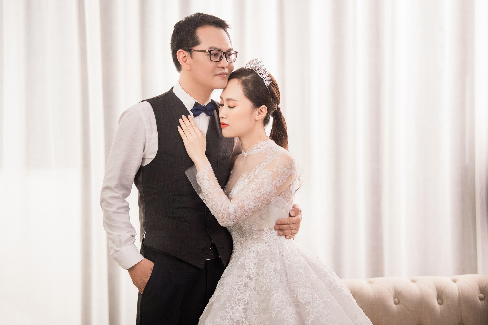 NSND Trung Hiếu tạo hình hài hước trong bộ ảnh cưới với vợ 9x - Ảnh 8. NSND Trung Hiếu tạo hình hài hước trong bộ ảnh cưới với vợ 9x - Ảnh 8.