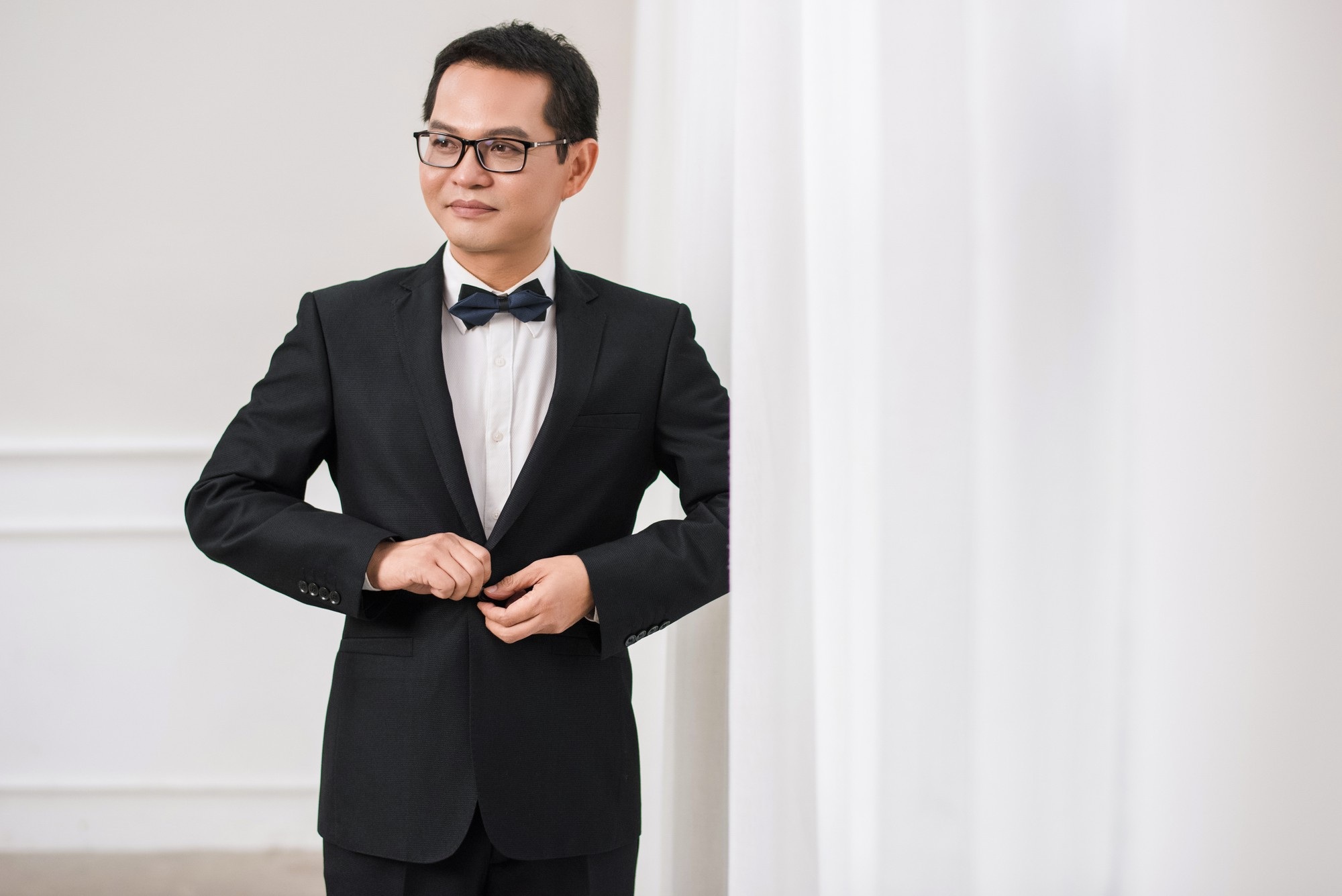 NSND Trung Hiếu tạo hình hài hước trong bộ ảnh cưới với vợ 9x - Ảnh 5. NSND Trung Hiếu tạo hình hài hước trong bộ ảnh cưới với vợ 9x - Ảnh 5.