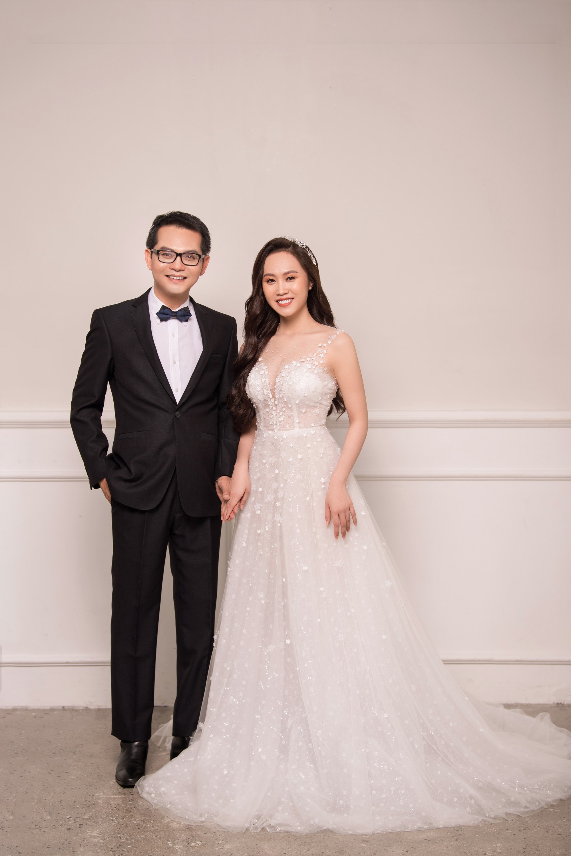 NSND Trung Hiếu tạo hình hài hước trong bộ ảnh cưới với vợ 9x - Ảnh 6. NSND Trung Hiếu tạo hình hài hước trong bộ ảnh cưới với vợ 9x - Ảnh 6.