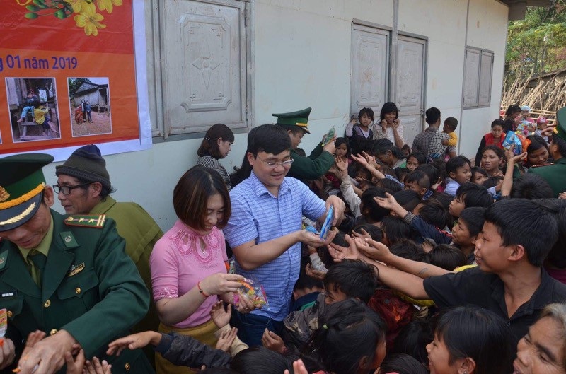 Quảng Bình: Hàng trăm suất quà Tết đến với học sinh và đồng bào dân tộc - Ảnh 2. Quảng Bình: Hàng trăm suất quà Tết đến với học sinh và đồng bào dân tộc - Ảnh 2.