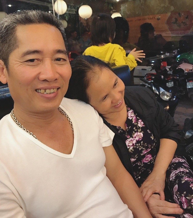 Câu chuyện cảm động sau bức ảnh người chồng ân cần sấy tóc cho vợ - Ảnh 2. Câu chuyện cảm động sau bức ảnh người chồng ân cần sấy tóc cho vợ - Ảnh 2.