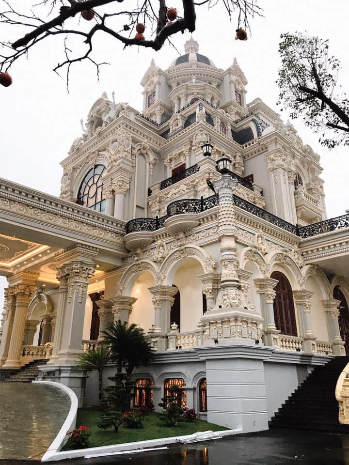 Cô dâu đeo vàng trĩu cổ ở lâu đài Nam Định: Bố mẹ cho 200 cây vàng và 2 bìa đỏ - Ảnh 6. Cô dâu đeo vàng trĩu cổ ở lâu đài Nam Định: Bố mẹ cho 200 cây vàng và 2 bìa đỏ - Ảnh 6.