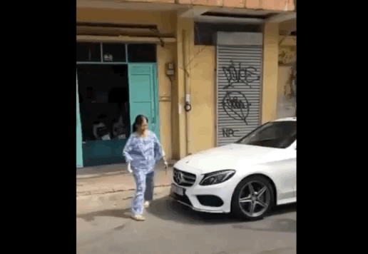 Người phụ nữ cầm búa đập phá xe Mercedes-Benz nói gì? - Ảnh 1.