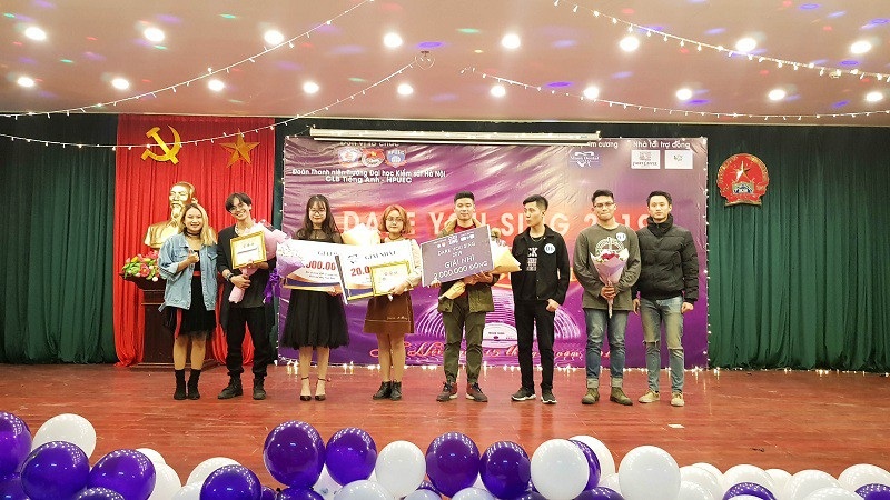 Nữ sinh ĐH Hà Nội giành quán quân cuộc thi hát tiếng Anh - Ảnh 5. Nữ sinh ĐH Hà Nội giành quán quân cuộc thi hát tiếng Anh - Ảnh 5.