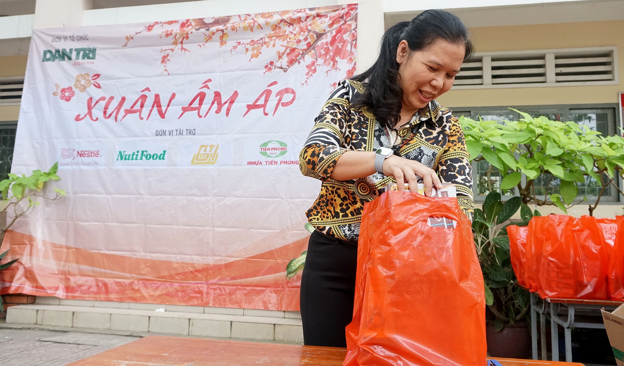 Báo Dân trí đem “Xuân Ấm Áp” đến với học sinh, giáo viên và người dân nghèo tỉnh Đồng Nai - Ảnh 3. Báo Dân trí đem “Xuân Ấm Áp” đến với học sinh, giáo viên và người dân nghèo tỉnh Đồng Nai - Ảnh 3.