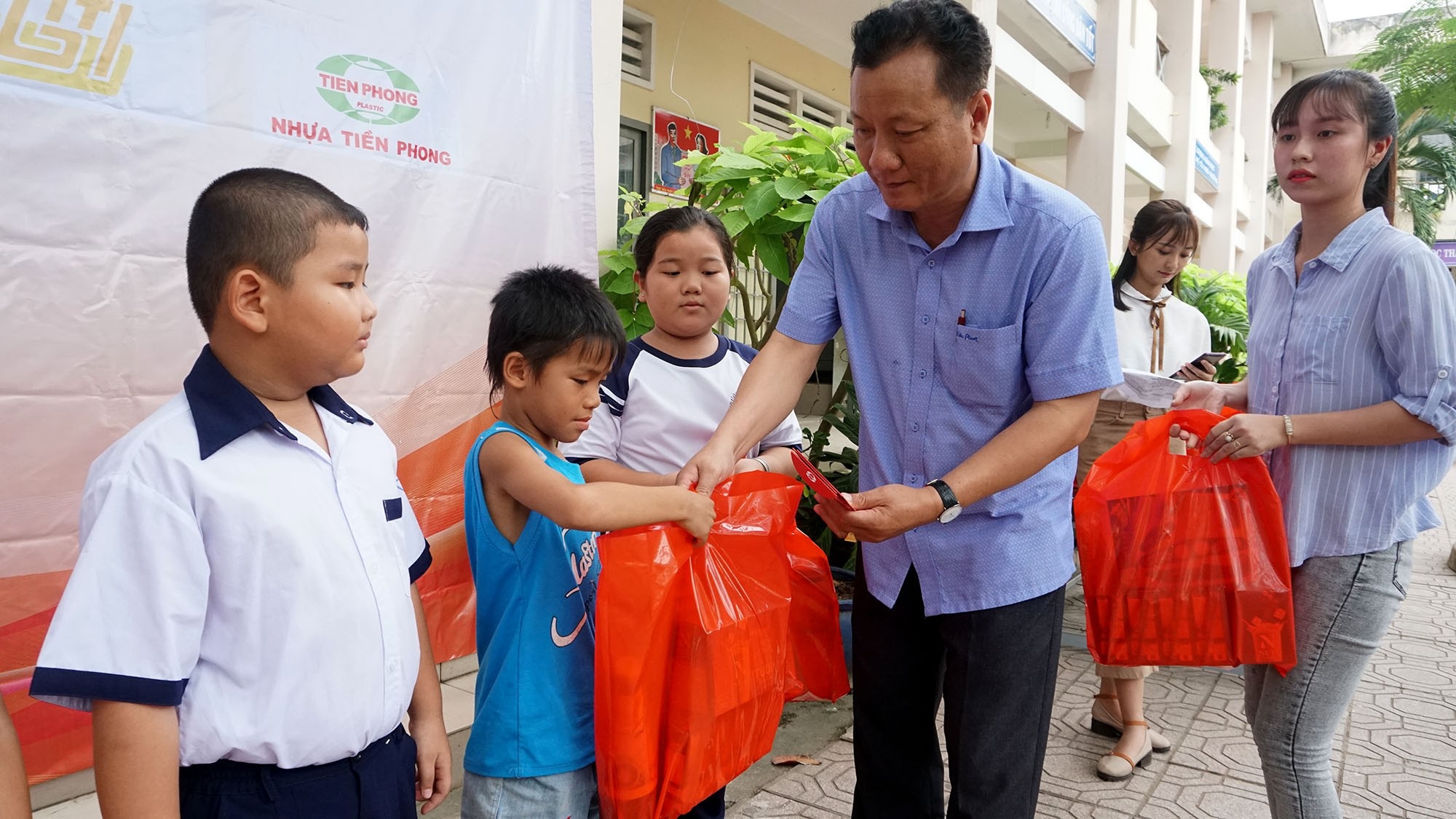 Báo Dân trí đem “Xuân Ấm Áp” đến với học sinh, giáo viên và người dân nghèo tỉnh Đồng Nai - Ảnh 6. Báo Dân trí đem “Xuân Ấm Áp” đến với học sinh, giáo viên và người dân nghèo tỉnh Đồng Nai - Ảnh 6.