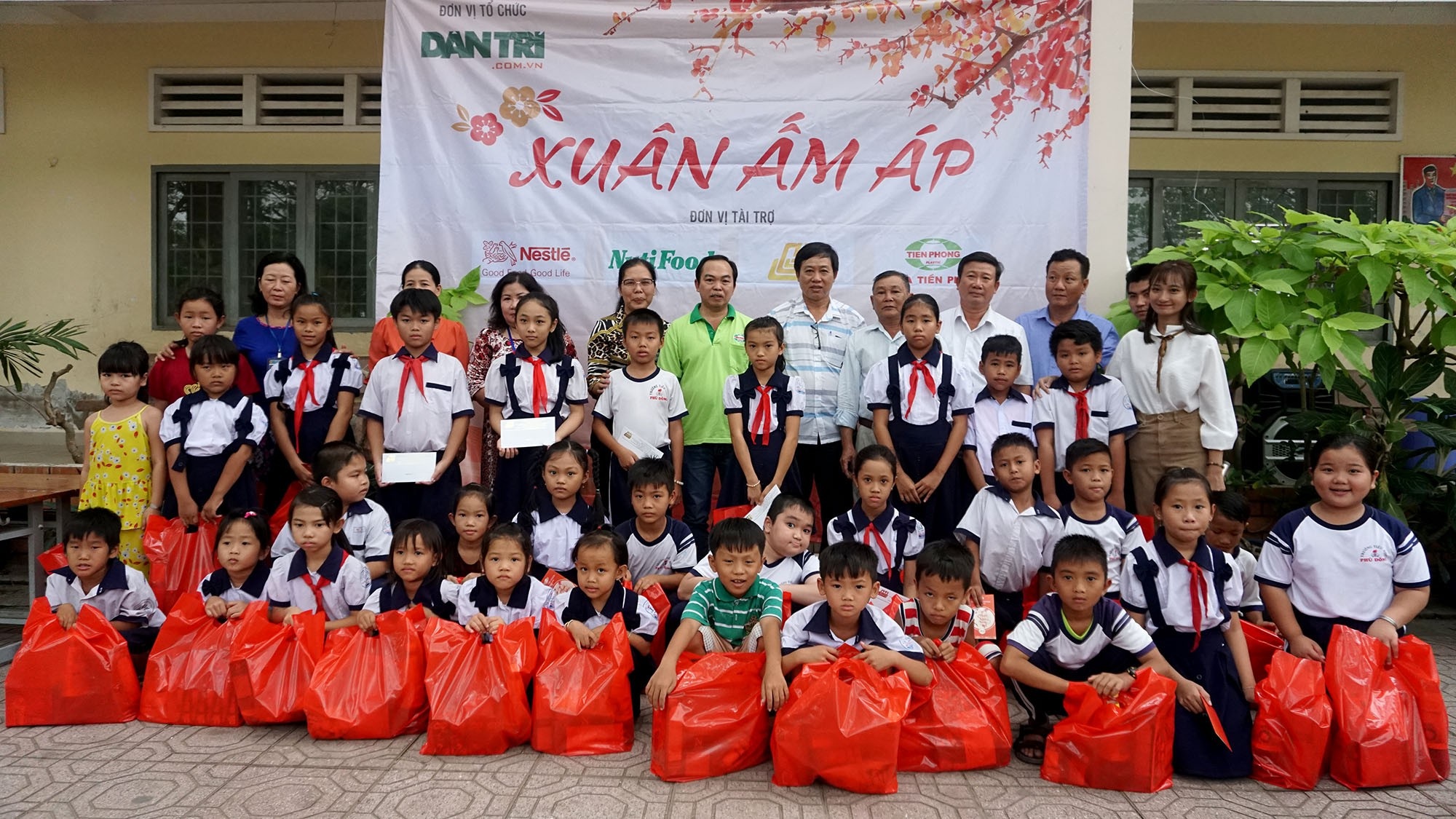 Báo Dân trí đem “Xuân Ấm Áp” đến với học sinh, giáo viên và người dân nghèo tỉnh Đồng Nai - Ảnh 7. Báo Dân trí đem “Xuân Ấm Áp” đến với học sinh, giáo viên và người dân nghèo tỉnh Đồng Nai - Ảnh 7.