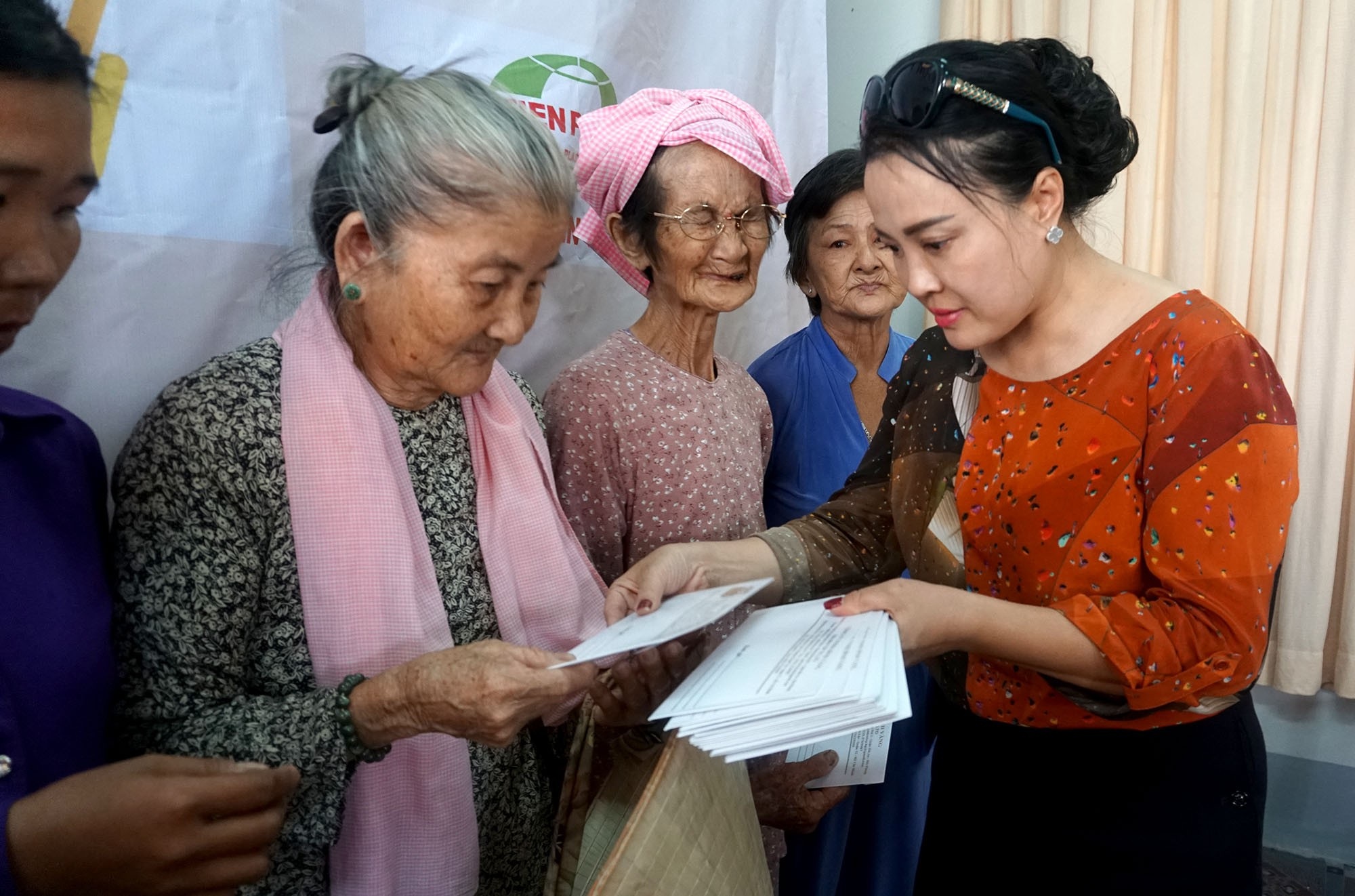Báo Dân trí đem “Xuân Ấm Áp” đến với học sinh, giáo viên và người dân nghèo tỉnh Đồng Nai - Ảnh 8. Báo Dân trí đem “Xuân Ấm Áp” đến với học sinh, giáo viên và người dân nghèo tỉnh Đồng Nai - Ảnh 8.