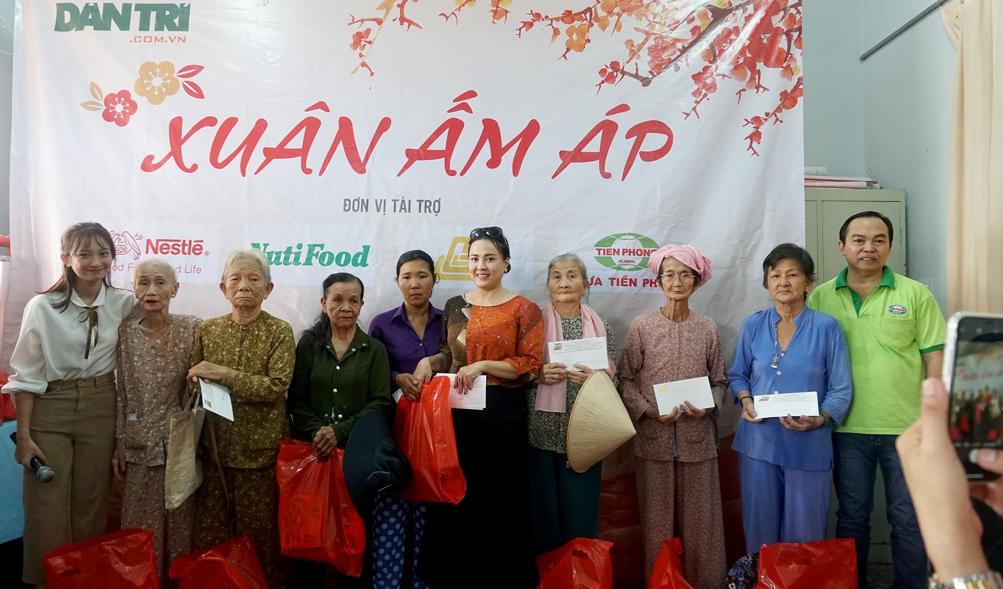 Báo Dân trí đem “Xuân Ấm Áp” đến với học sinh, giáo viên và người dân nghèo tỉnh Đồng Nai - Ảnh 11. Báo Dân trí đem “Xuân Ấm Áp” đến với học sinh, giáo viên và người dân nghèo tỉnh Đồng Nai - Ảnh 11.
