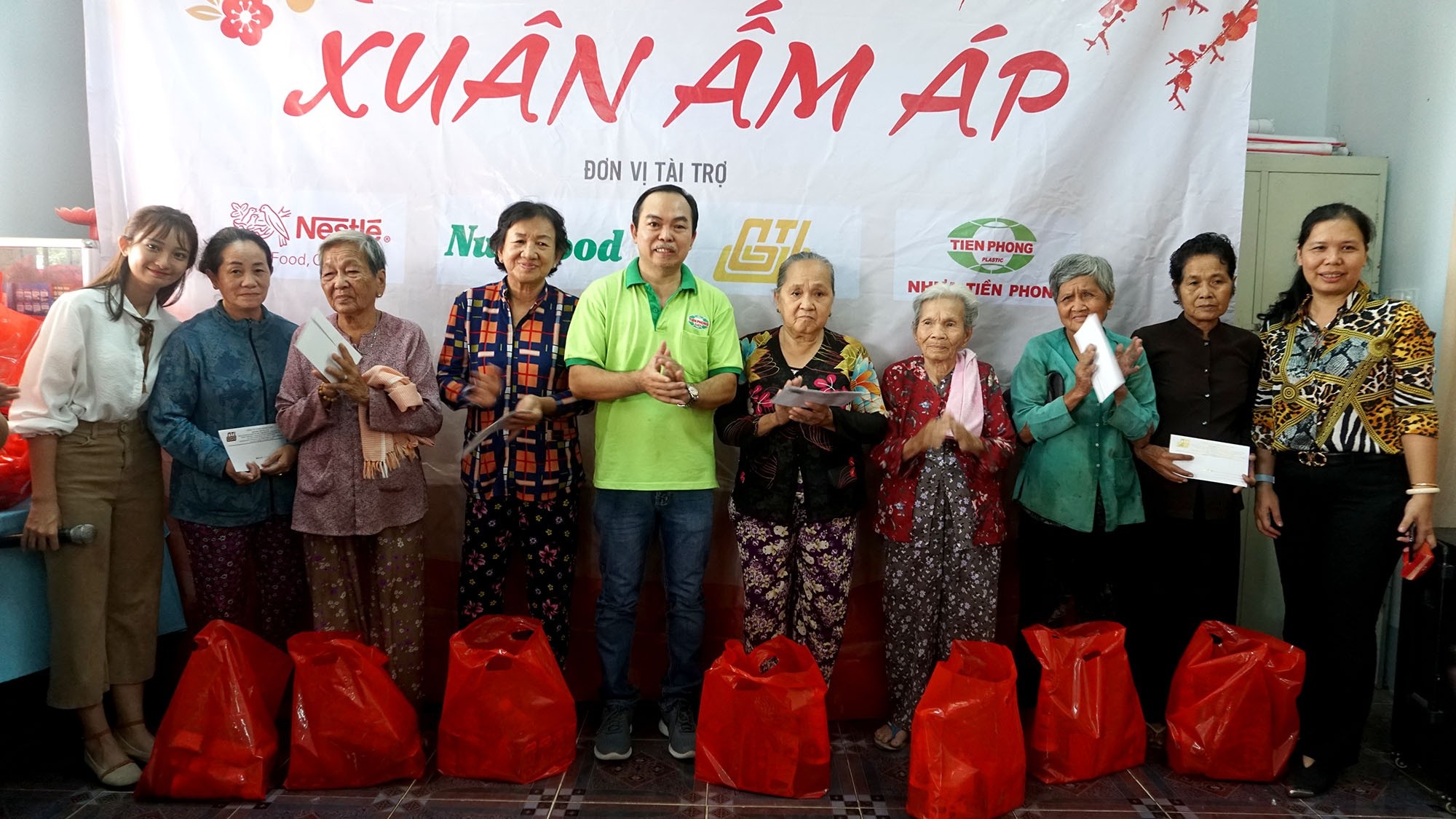 Báo Dân trí đem “Xuân Ấm Áp” đến với học sinh, giáo viên và người dân nghèo tỉnh Đồng Nai - Ảnh 10. Báo Dân trí đem “Xuân Ấm Áp” đến với học sinh, giáo viên và người dân nghèo tỉnh Đồng Nai - Ảnh 10.