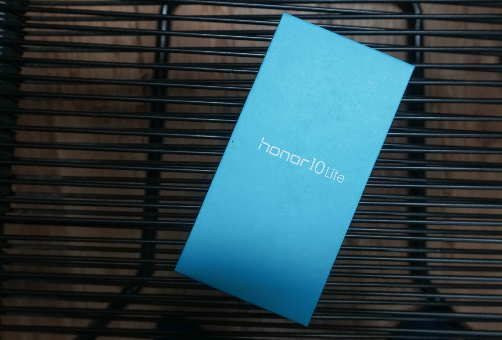 Đập hộp Honor 10 Lite - smartphone tầm trung sắp bán ở Việt Nam với giá khoảng 5 triệu đồng - Ảnh 2. Đập hộp Honor 10 Lite - smartphone tầm trung sắp bán ở Việt Nam với giá khoảng 5 triệu đồng - Ảnh 2.