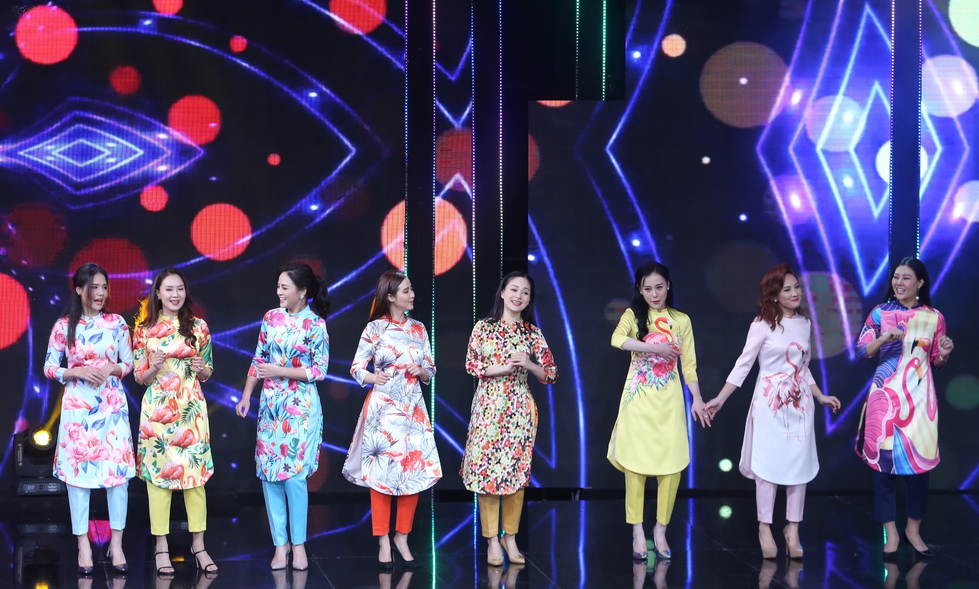 Dàn diễn viên “hot” nhất màn ảnh Việt trổ tài ca hát trong dịp Tết - Ảnh 3. Dàn diễn viên “hot” nhất màn ảnh Việt trổ tài ca hát trong dịp Tết - Ảnh 3.