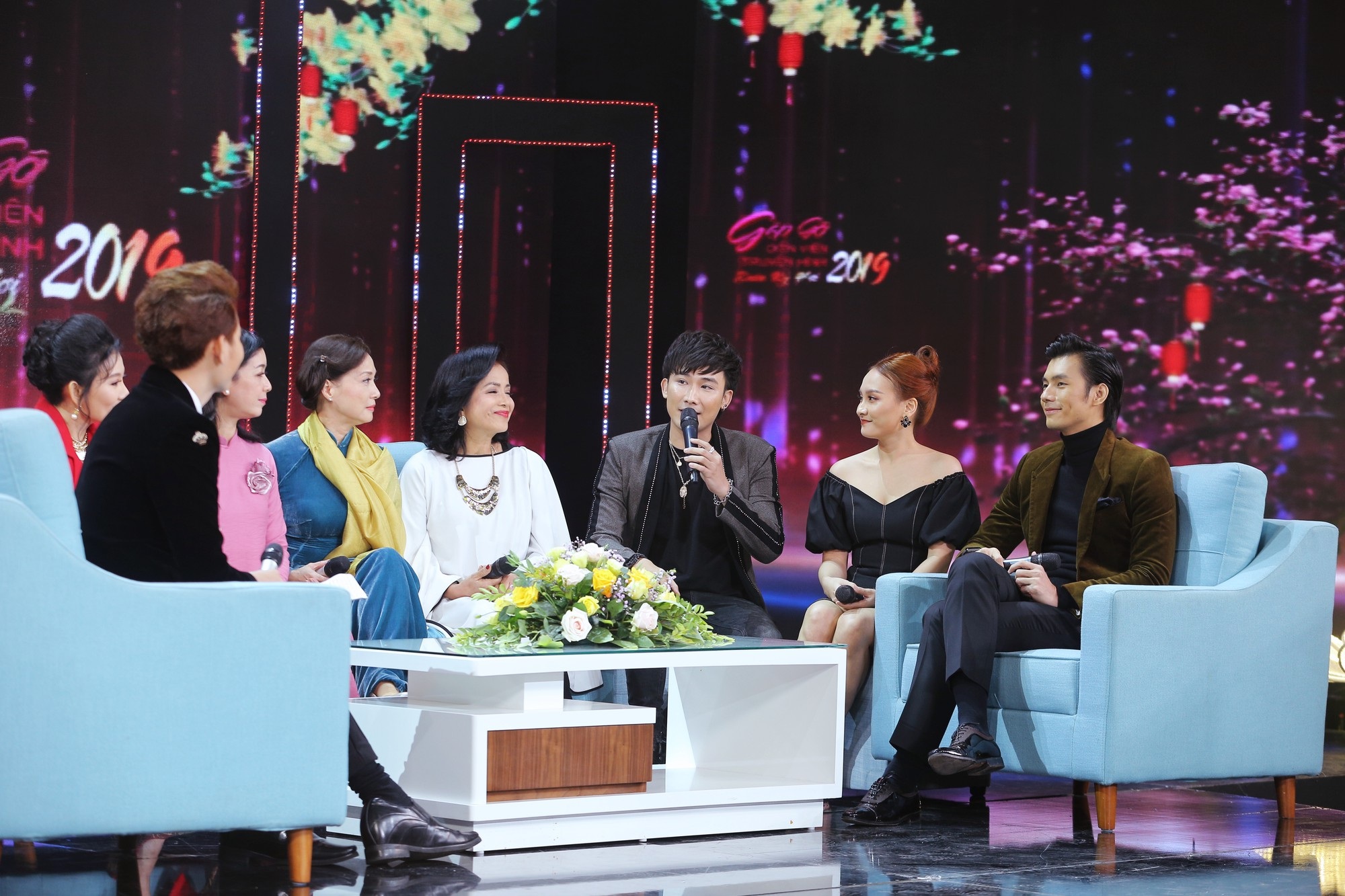 Dàn diễn viên “hot” nhất màn ảnh Việt trổ tài ca hát trong dịp Tết - Ảnh 8. Dàn diễn viên “hot” nhất màn ảnh Việt trổ tài ca hát trong dịp Tết - Ảnh 8.