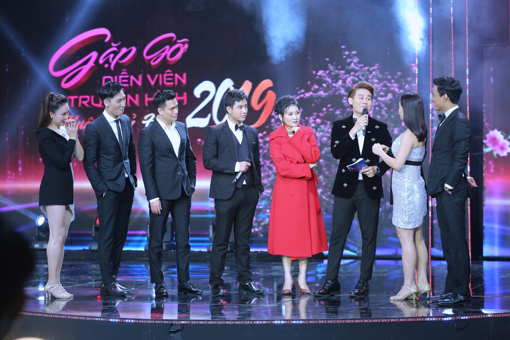 Dàn diễn viên “hot” nhất màn ảnh Việt trổ tài ca hát trong dịp Tết - Ảnh 4. Dàn diễn viên “hot” nhất màn ảnh Việt trổ tài ca hát trong dịp Tết - Ảnh 4.