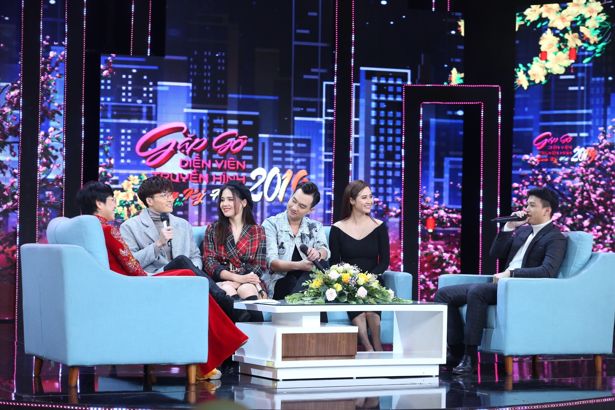 Dàn diễn viên “hot” nhất màn ảnh Việt trổ tài ca hát trong dịp Tết - Ảnh 9. Dàn diễn viên “hot” nhất màn ảnh Việt trổ tài ca hát trong dịp Tết - Ảnh 9.