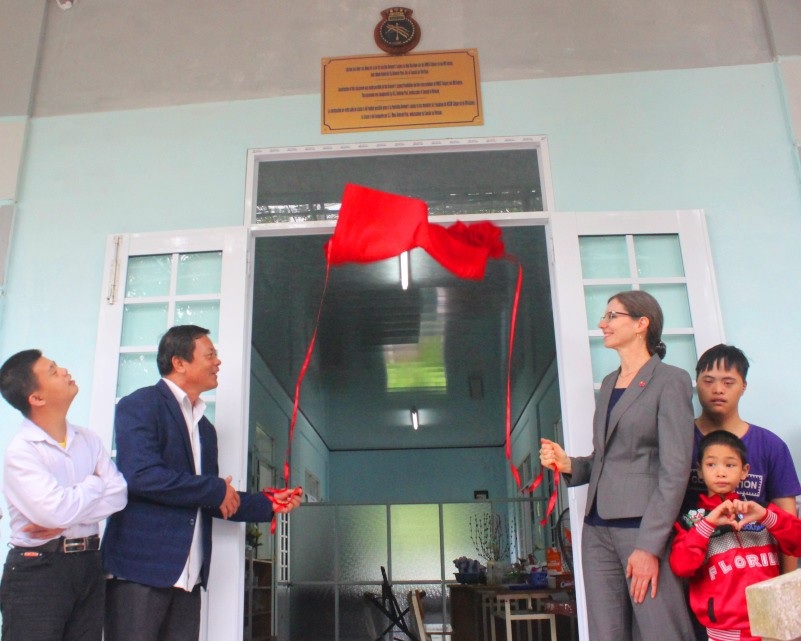 Khánh thành lớp học dành cho nạn nhân chất độc da cam và trẻ em nghèo - Ảnh 1. Khánh thành lớp học dành cho nạn nhân chất độc da cam và trẻ em nghèo - Ảnh 1.