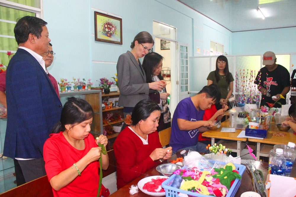 Khánh thành lớp học dành cho nạn nhân chất độc da cam và trẻ em nghèo - Ảnh 2. Khánh thành lớp học dành cho nạn nhân chất độc da cam và trẻ em nghèo - Ảnh 2.