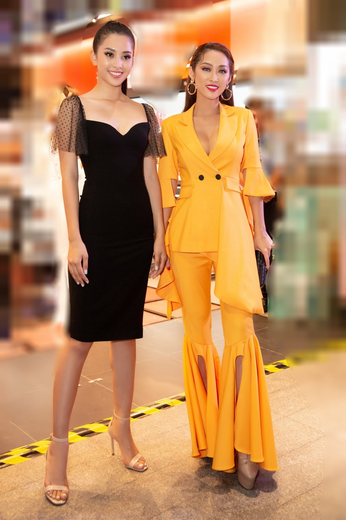 Hoa hậu Tiểu Vy cùng mỹ nhân nóng bỏng như “chị em sinh đôi” - Ảnh 2. Hoa hậu Tiểu Vy cùng mỹ nhân nóng bỏng như “chị em sinh đôi” - Ảnh 2.