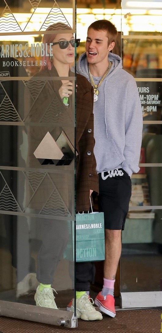 Vợ chồng Justin Bieber đeo nhẫn đôi minh chứng tình yêu - Ảnh 8. Vợ chồng Justin Bieber đeo nhẫn đôi minh chứng tình yêu - Ảnh 8.