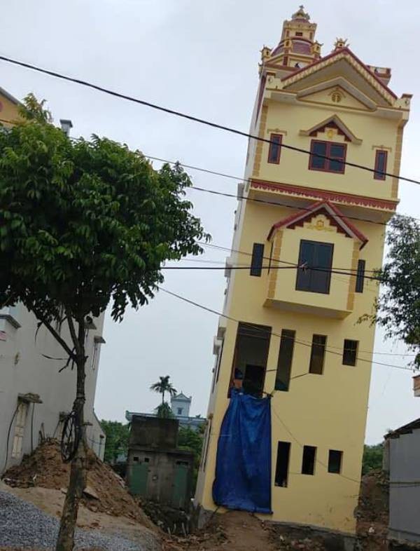 Nhà 5 tầng mới xây bị nghiêng, gia chủ không dám ở - Ảnh 2. Nhà 5 tầng mới xây bị nghiêng, gia chủ không dám ở - Ảnh 2.
