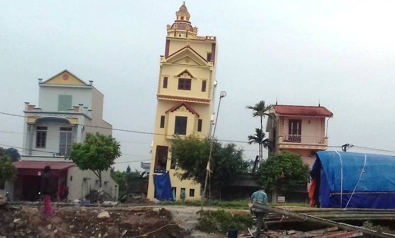 Nhà 5 tầng mới xây bị nghiêng, gia chủ không dám ở - Ảnh 1. Nhà 5 tầng mới xây bị nghiêng, gia chủ không dám ở - Ảnh 1.