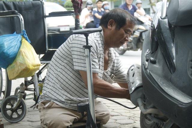 Người đàn ông cụt hai chân vẫn đi sửa xe khắp phố - Ảnh 3. Người đàn ông cụt hai chân vẫn đi sửa xe khắp phố - Ảnh 3.
