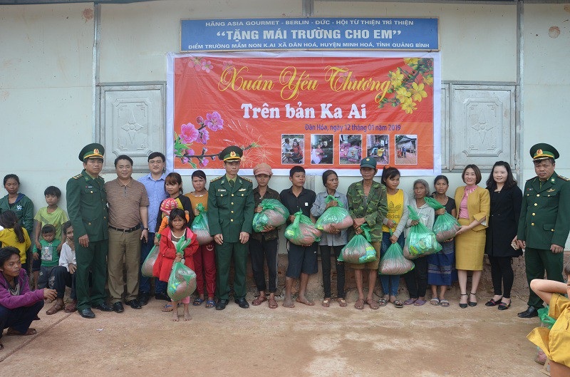 Quảng Bình: Hàng trăm suất quà Tết đến với học sinh và đồng bào dân tộc - Ảnh 1. Quảng Bình: Hàng trăm suất quà Tết đến với học sinh và đồng bào dân tộc - Ảnh 1.