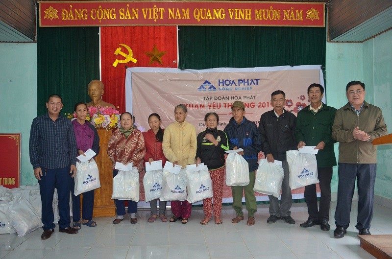 Quảng Bình: Hàng trăm suất quà Tết đến với học sinh và đồng bào dân tộc - Ảnh 3. Quảng Bình: Hàng trăm suất quà Tết đến với học sinh và đồng bào dân tộc - Ảnh 3.