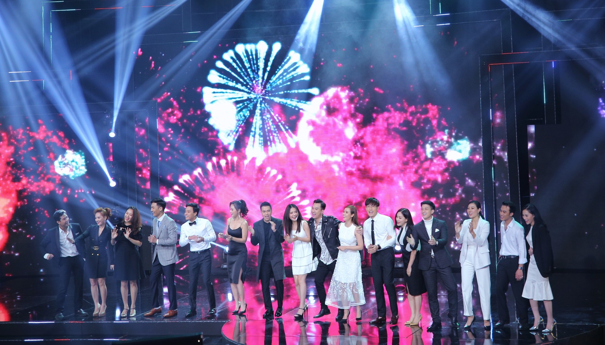 Dàn diễn viên “hot” nhất màn ảnh Việt trổ tài ca hát trong dịp Tết - Ảnh 10. Dàn diễn viên “hot” nhất màn ảnh Việt trổ tài ca hát trong dịp Tết - Ảnh 10.