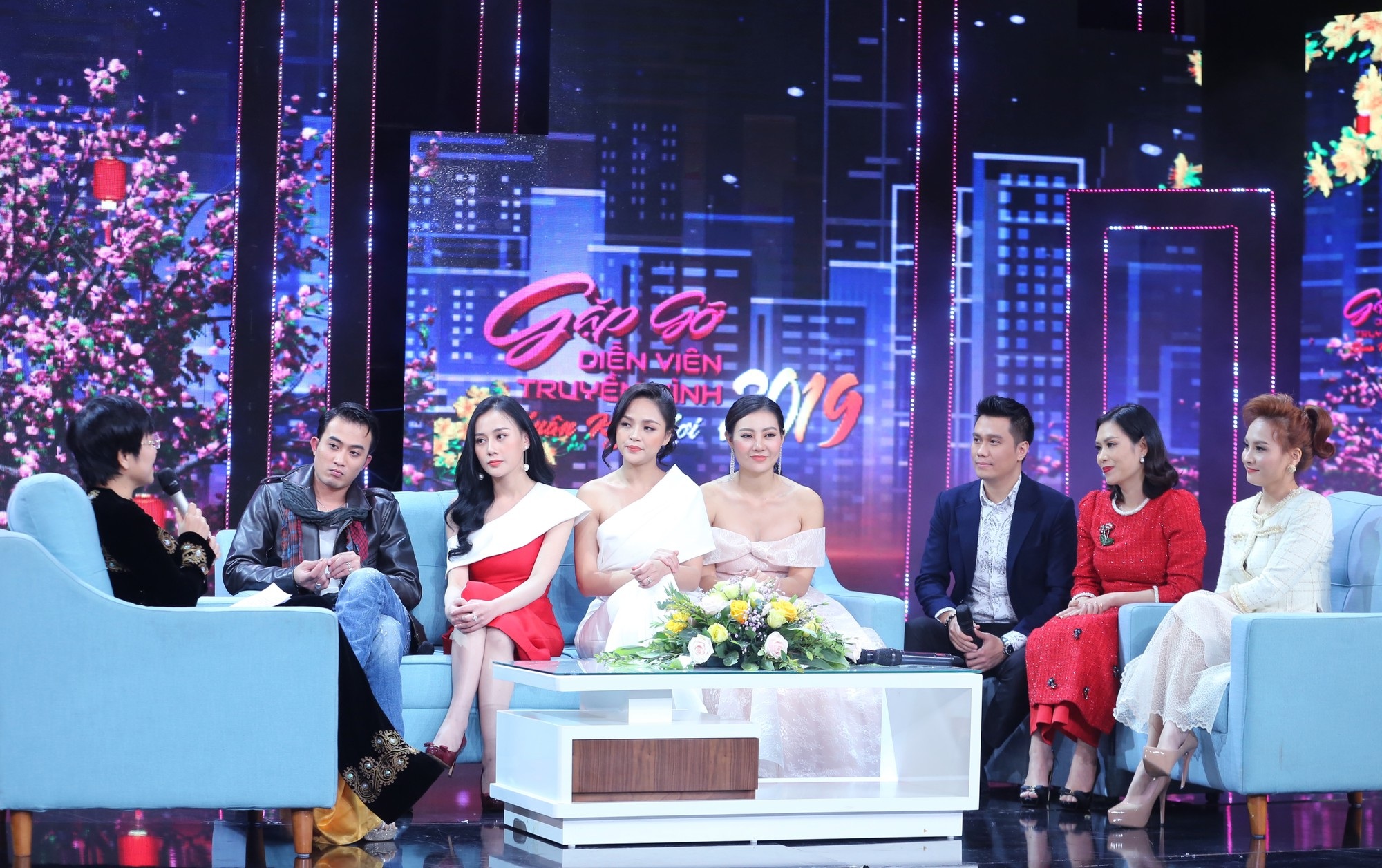 Dàn diễn viên “hot” nhất màn ảnh Việt trổ tài ca hát trong dịp Tết - Ảnh 2. Dàn diễn viên “hot” nhất màn ảnh Việt trổ tài ca hát trong dịp Tết - Ảnh 2.