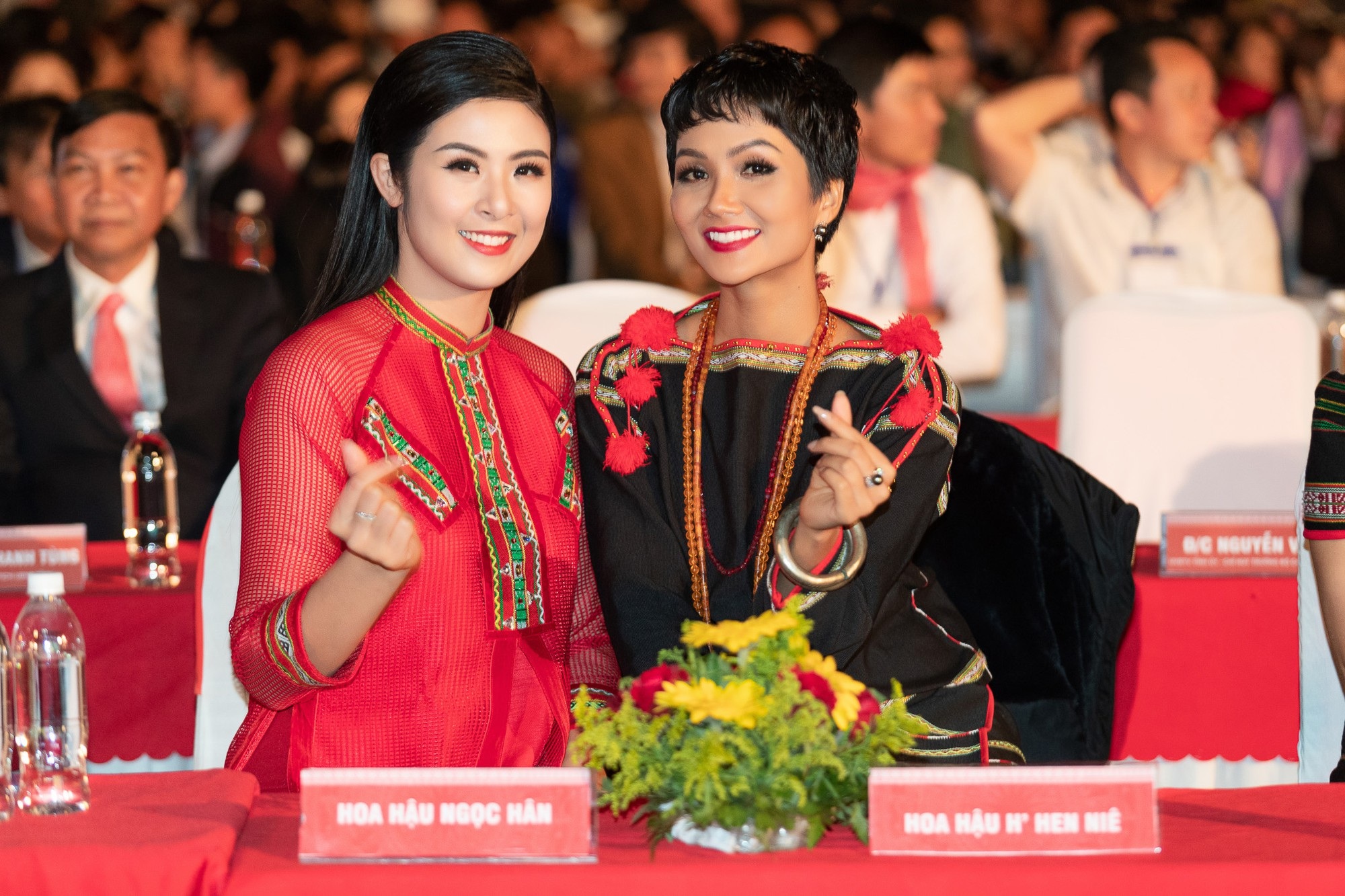 NTK Đỗ Trịnh Hoài Nam hội ngộ Hoa hậu Ngọc Hân, H’Hen Niê - Ảnh 3. NTK Đỗ Trịnh Hoài Nam hội ngộ Hoa hậu Ngọc Hân, H’Hen Niê - Ảnh 3.