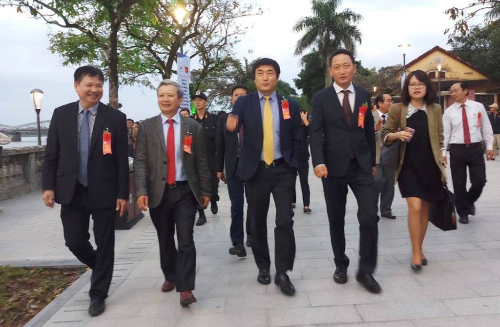 Thích thú với đường đi bộ bên sông Hương tuyệt đẹp về đêm - Ảnh 1. Thích thú với đường đi bộ bên sông Hương tuyệt đẹp về đêm - Ảnh 1.