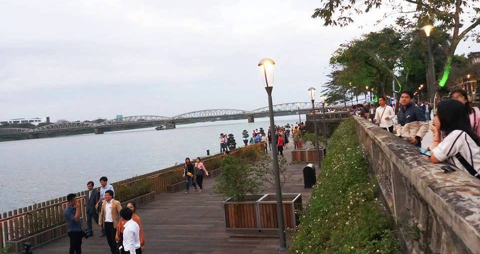 Thích thú với đường đi bộ bên sông Hương tuyệt đẹp về đêm - Ảnh 2. Thích thú với đường đi bộ bên sông Hương tuyệt đẹp về đêm - Ảnh 2.