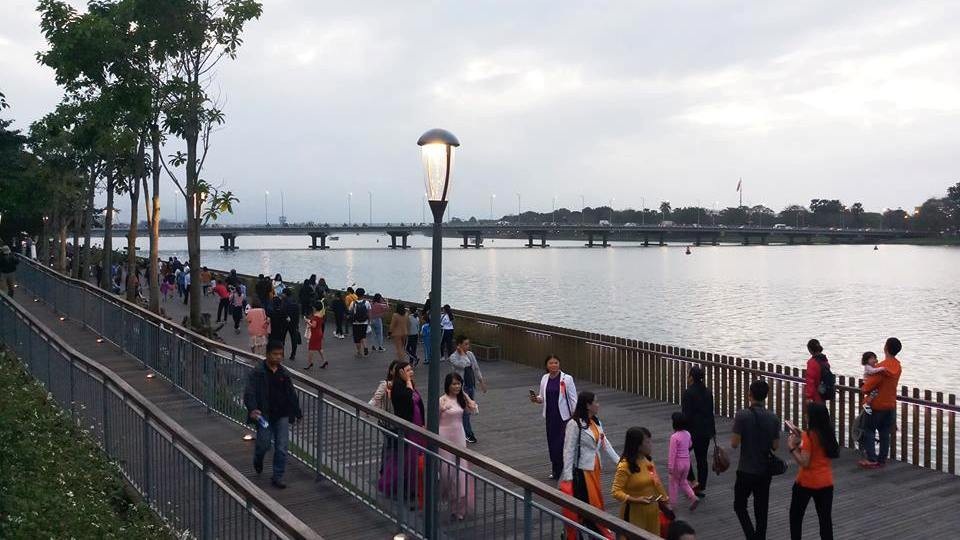 Thích thú với đường đi bộ bên sông Hương tuyệt đẹp về đêm - Ảnh 3. Thích thú với đường đi bộ bên sông Hương tuyệt đẹp về đêm - Ảnh 3.