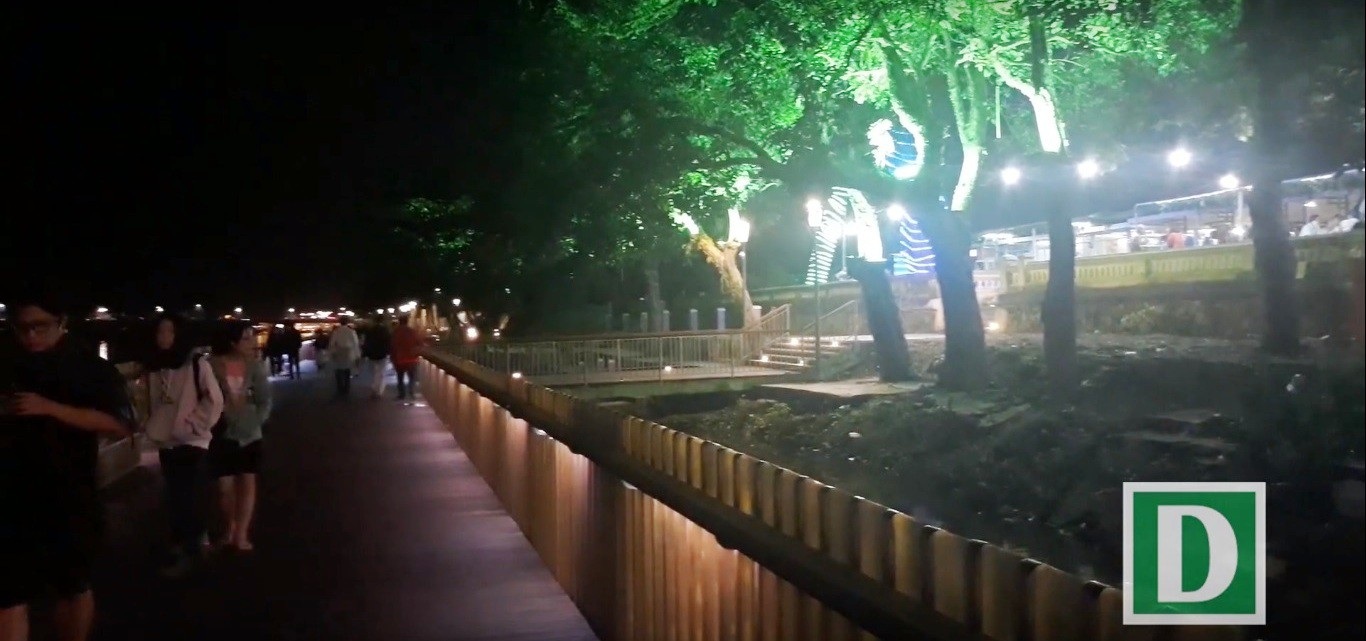 Thích thú với đường đi bộ bên sông Hương tuyệt đẹp về đêm - Ảnh 8. Thích thú với đường đi bộ bên sông Hương tuyệt đẹp về đêm - Ảnh 8.