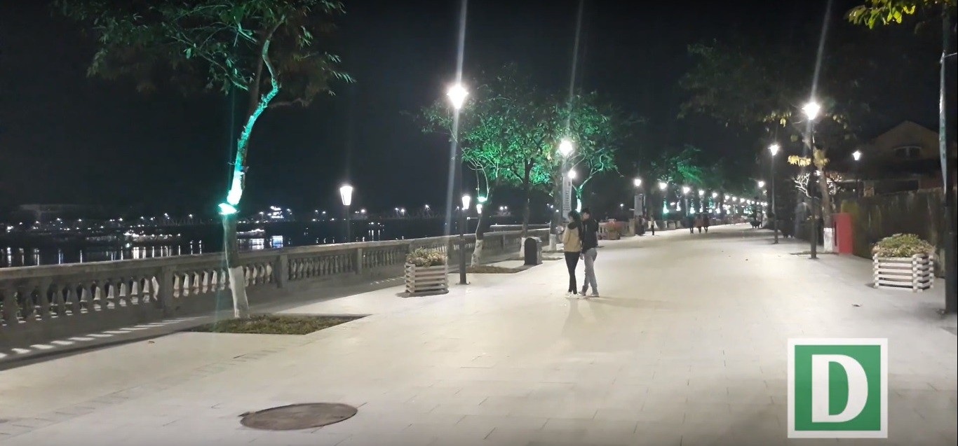 Thích thú với đường đi bộ bên sông Hương tuyệt đẹp về đêm - Ảnh 9. Thích thú với đường đi bộ bên sông Hương tuyệt đẹp về đêm - Ảnh 9.
