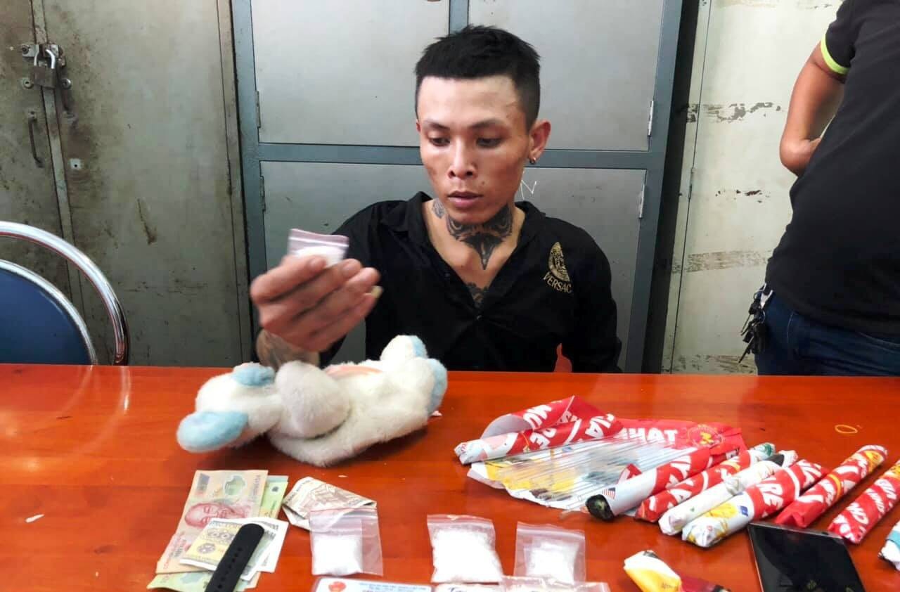 Cảnh sát phá “bí mật” trong con gấu bông của gã thanh niên ở cửa ngõ Sài Gòn - Ảnh 2. Cảnh sát phá “bí mật” trong con gấu bông của gã thanh niên ở cửa ngõ Sài Gòn - Ảnh 2.