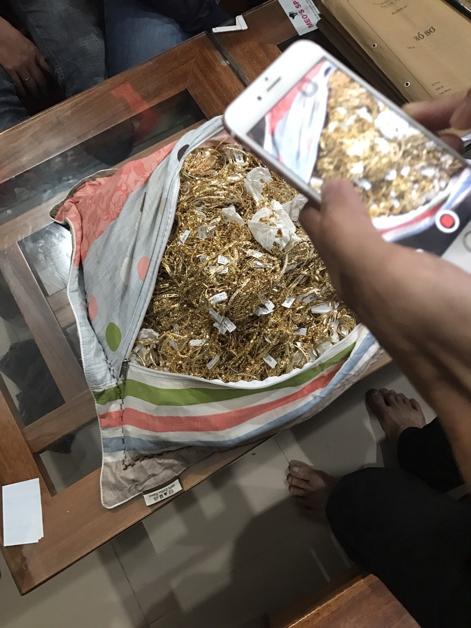 Phát hiện 2 đối tượng bán số lượng vàng “khủng” nghi bất hợp pháp - Ảnh 1. Phát hiện 2 đối tượng bán số lượng vàng “khủng” nghi bất hợp pháp - Ảnh 1.
