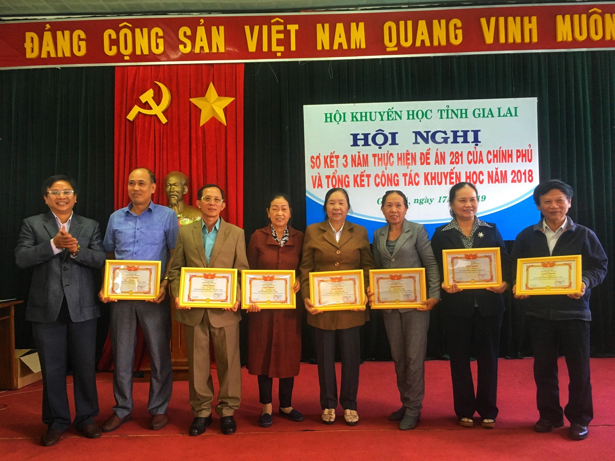 Gia Lai: Khen thưởng 38 tập thể, 45 cá nhân có thành tích khuyến học - khuyến tài - Ảnh 2. Gia Lai: Khen thưởng 38 tập thể, 45 cá nhân có thành tích khuyến học - khuyến tài - Ảnh 2.