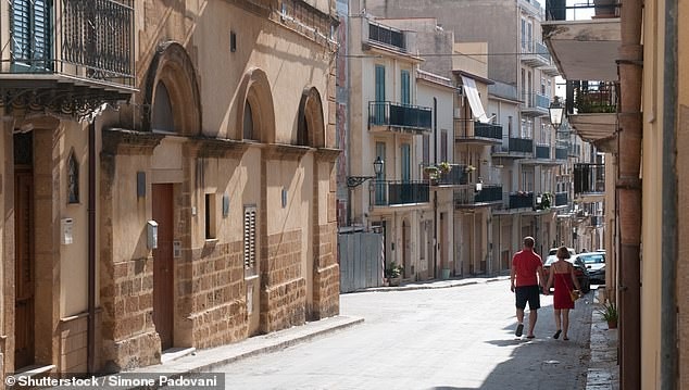 Giảm dân số nghiêm trọng, thị trấn Italy bán nhà với giá 1 Euro - Ảnh 2. Giảm dân số nghiêm trọng, thị trấn Italy bán nhà với giá 1 Euro - Ảnh 2.