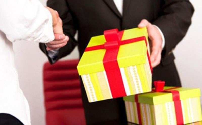 Hà Tĩnh nghiêm cấm tặng quà cấp trên dưới mọi hình thức - Ảnh 1. Hà Tĩnh nghiêm cấm tặng quà cấp trên dưới mọi hình thức - Ảnh 1.