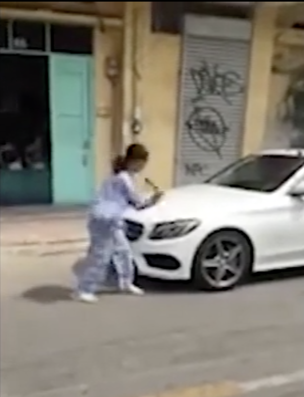 Người phụ nữ cầm búa đập xe Mercedes-Benz nói gì? - Ảnh 1. Người phụ nữ cầm búa đập xe Mercedes-Benz nói gì? - Ảnh 1.