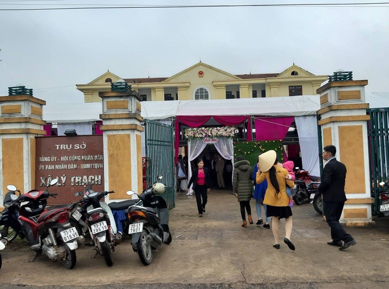 Chủ tịch hội phụ nữ dựng rạp, làm đám cưới con giữa trụ sở UB xã - Ảnh 1. Chủ tịch hội phụ nữ dựng rạp, làm đám cưới con giữa trụ sở UB xã - Ảnh 1.